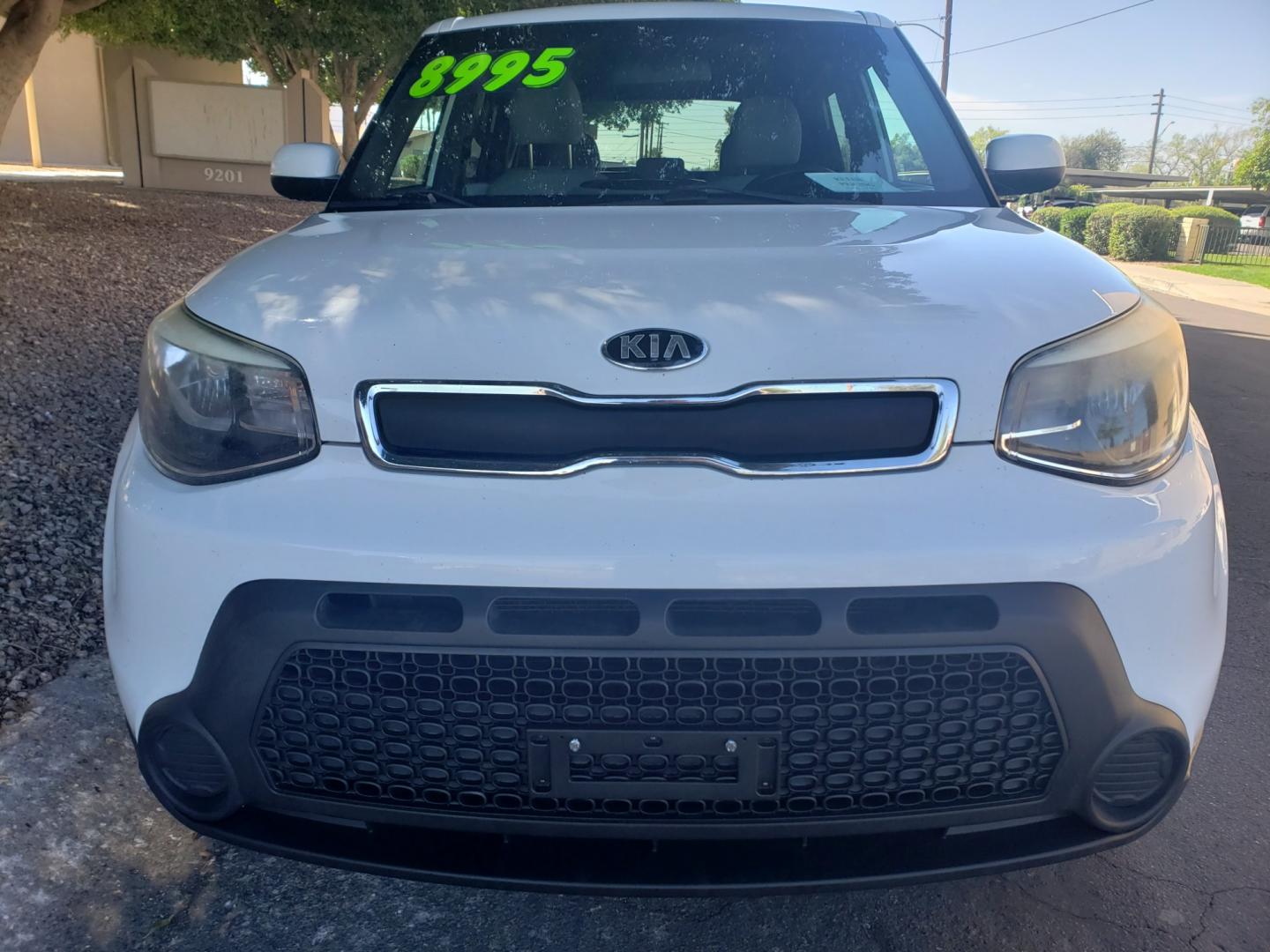 2015 WHITE /gray and black Kia Soul base (KNDJN2A27F7) with an 1.6L L4 DOHC 16V engine, 5-Speed Automatic transmission, located at 323 E Dunlap Ave., Phoenix, AZ, 85020, (602) 331-9000, 33.567677, -112.069000 - Photo#1